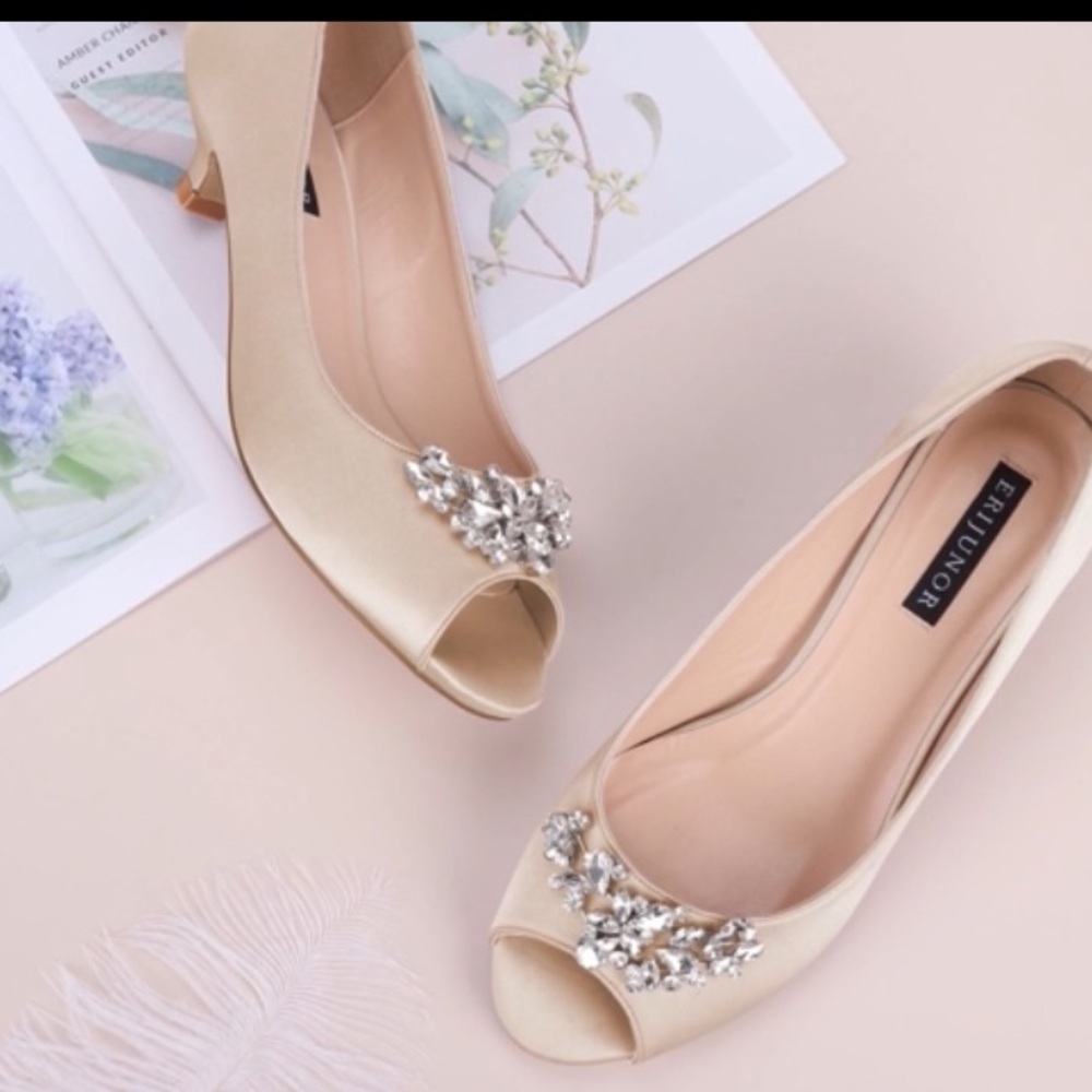 ERIJUNOR Low Kitten Heels Rhinestones Peep Toe Sz 9 in Champagne. No box.